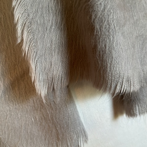 Free With $25 Purchase Gray/Silver Textured Scarf-17x79-Acrylic-Raw Edge-EUC - Picture 5 of 15